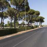 Per raggiungere il camposanto da Bari basta percorrere via Fanelli in direzione Valenzano: all�altezza di Carbonara bisogna svoltare a sinistra sulla provinciale 144, strada che porta a Triggiano. Dopo un chilometro il �Bari war cemetery� appare sulla sinistra